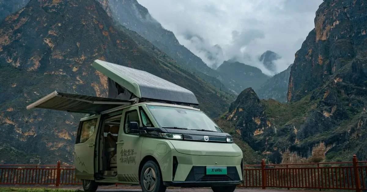 China transforma carros elétricos em quartos de hotel com cinema
