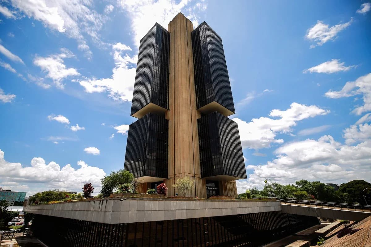 Selic cai para 14% e começa a mexer no bolso do brasileiro