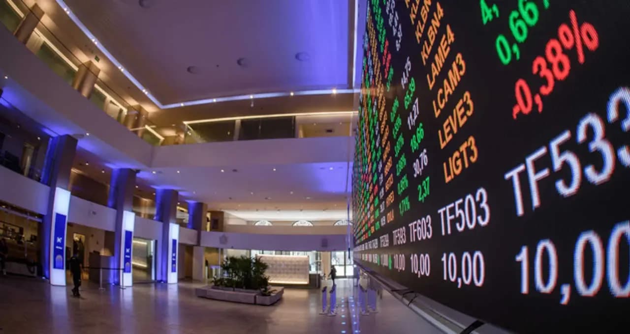 Ibovespa sobe 2,97% com IPCA abaixo do esperado e Selic em foco