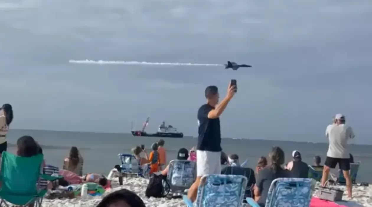 Passagem de avião de guerra na praia: vento e areia atrasam o susto