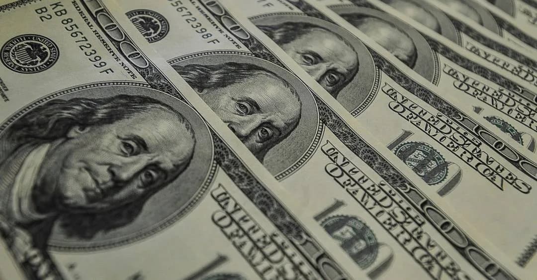 Dólar a R$ 5,12 e bancos no vermelho antes da decisão do Copom