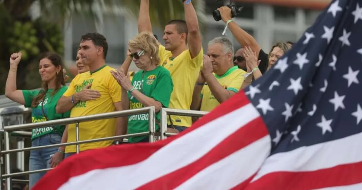 Flávio Bolsonaro de colete à prova de balas e bandeira dos EUA