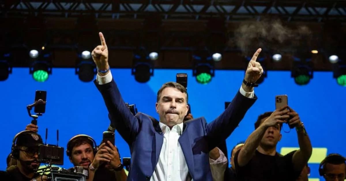 Flávio Bolsonaro defende Bolsa Família e ataca Desenrola