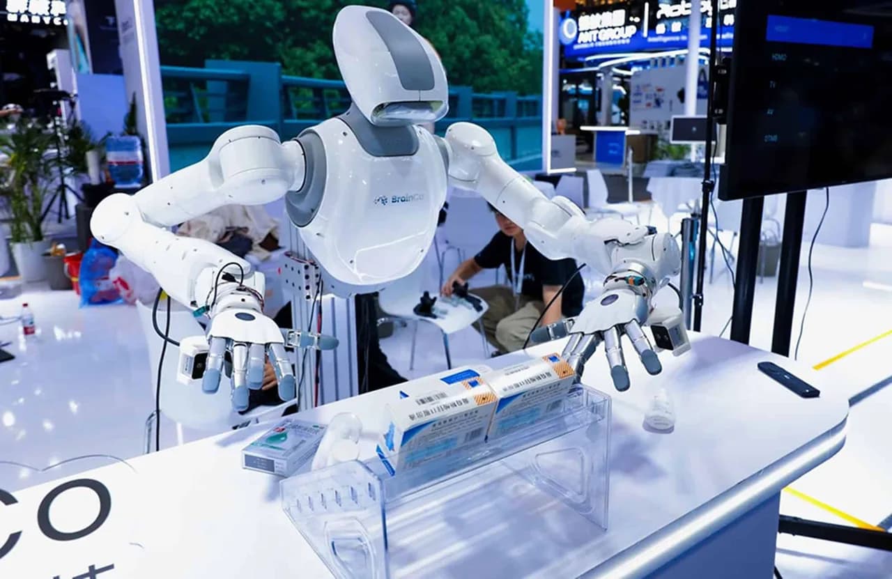 BrainCo mostra BCI que comanda robôs com sinais neurais em menos de 200 ms