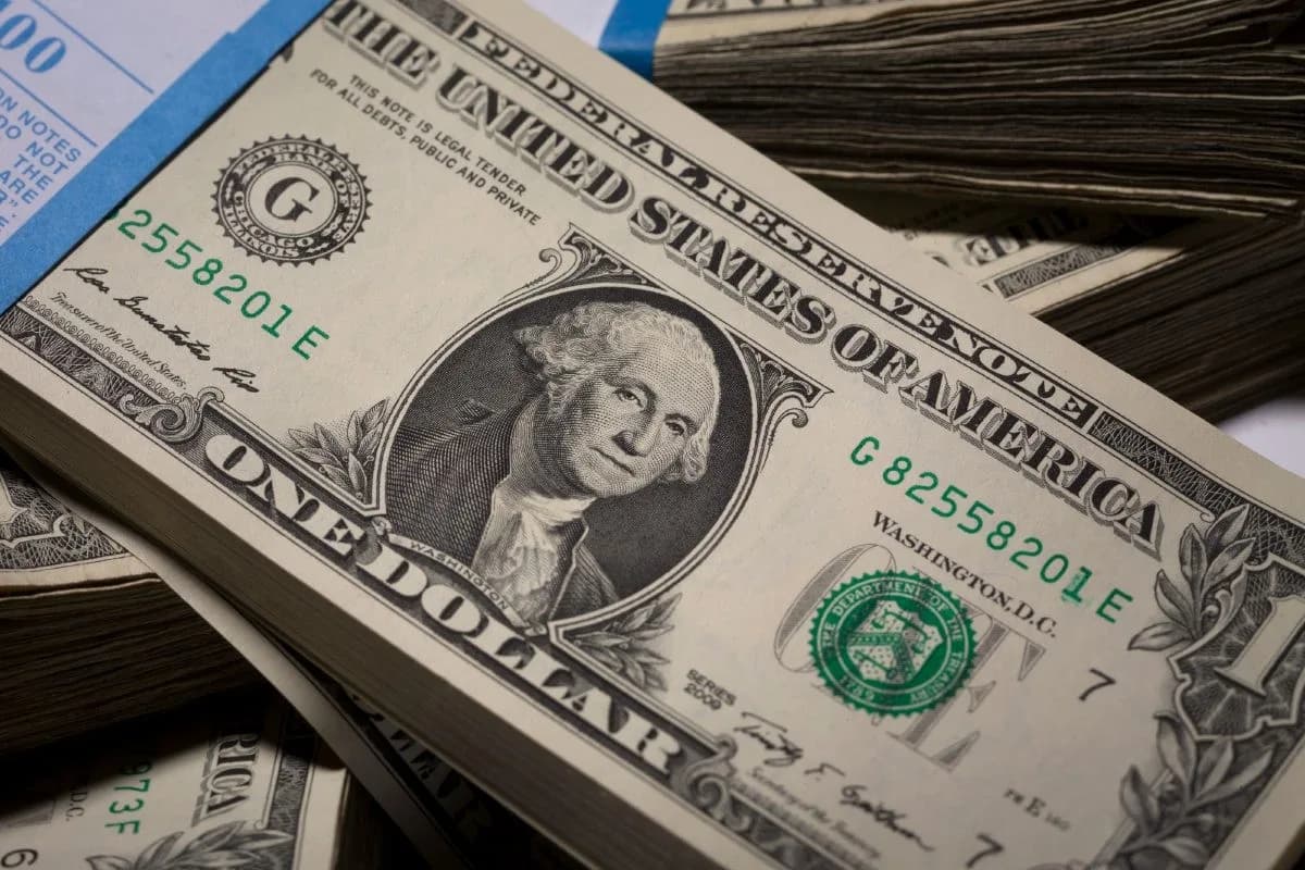 Dólar sobe a R$ 5,16 e real vira pior moeda após pesquisa apontar Lula