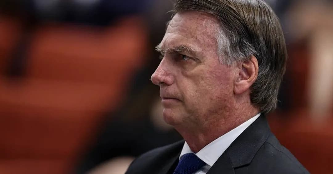 Moraes manda Exército e PF entregarem armas de Bolsonaro em 48h