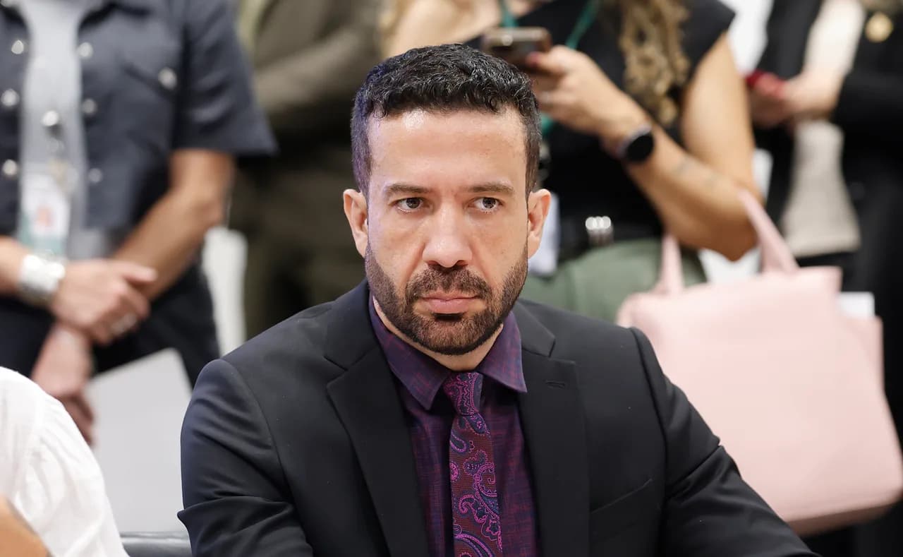 Janones faz acusação grave contra Flávio Bolsonaro; entenda