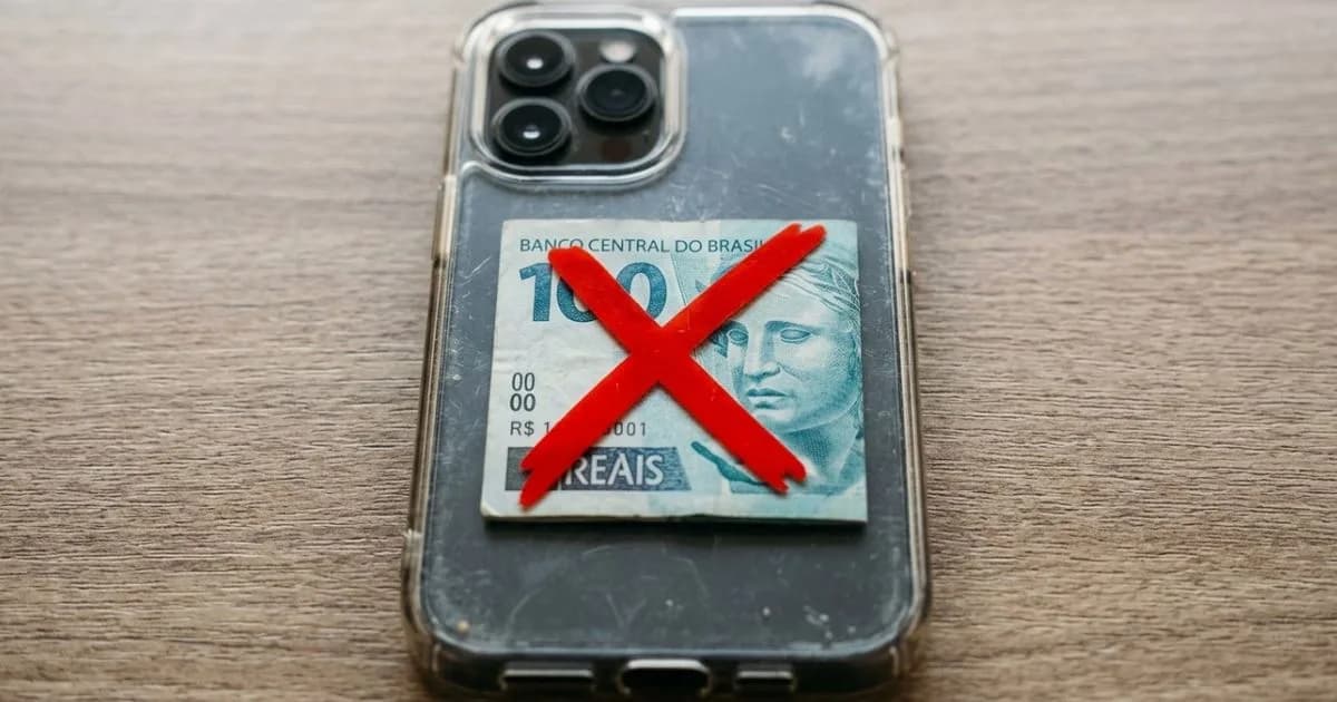 Guardar dinheiro na capinha pode degradar a bateria do celular