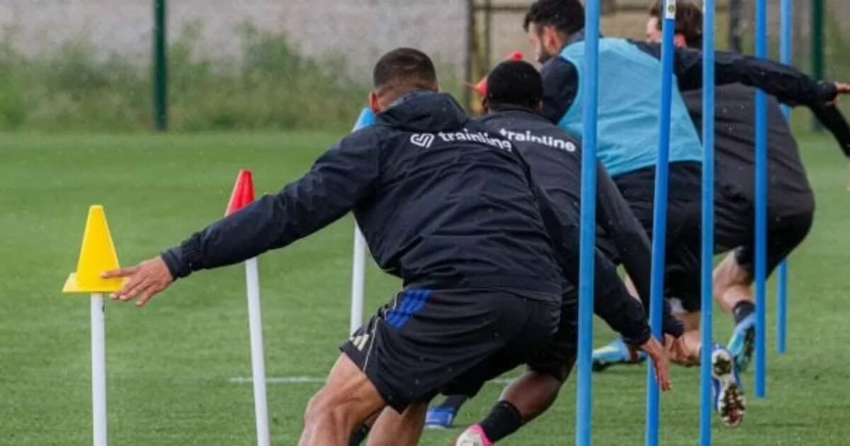 Lyon pede adiamento do jogo com Toulouse na estreia do Francês