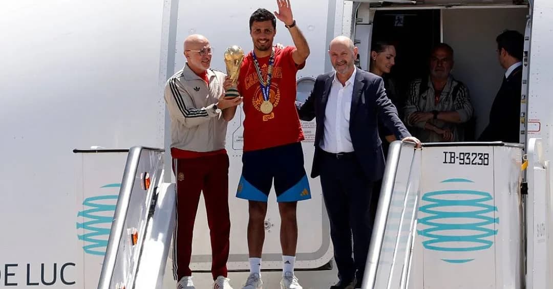 Espanha chega a Madri e inicia festa pelo título da Copa