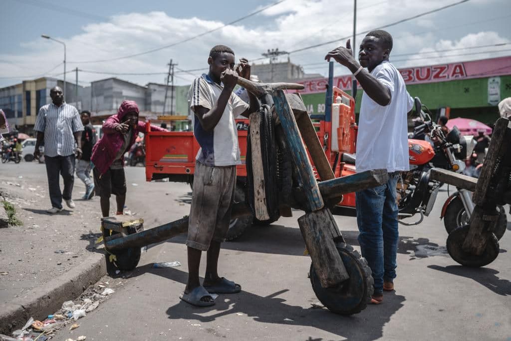 Patinete de madeira facilita levar cargas pesadas no Congo