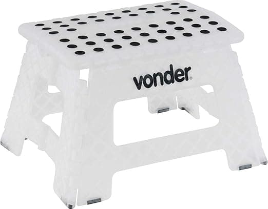 Banqueta dobrável branca (Vonder) sai por R$ 46,99 na Amazon com 38%