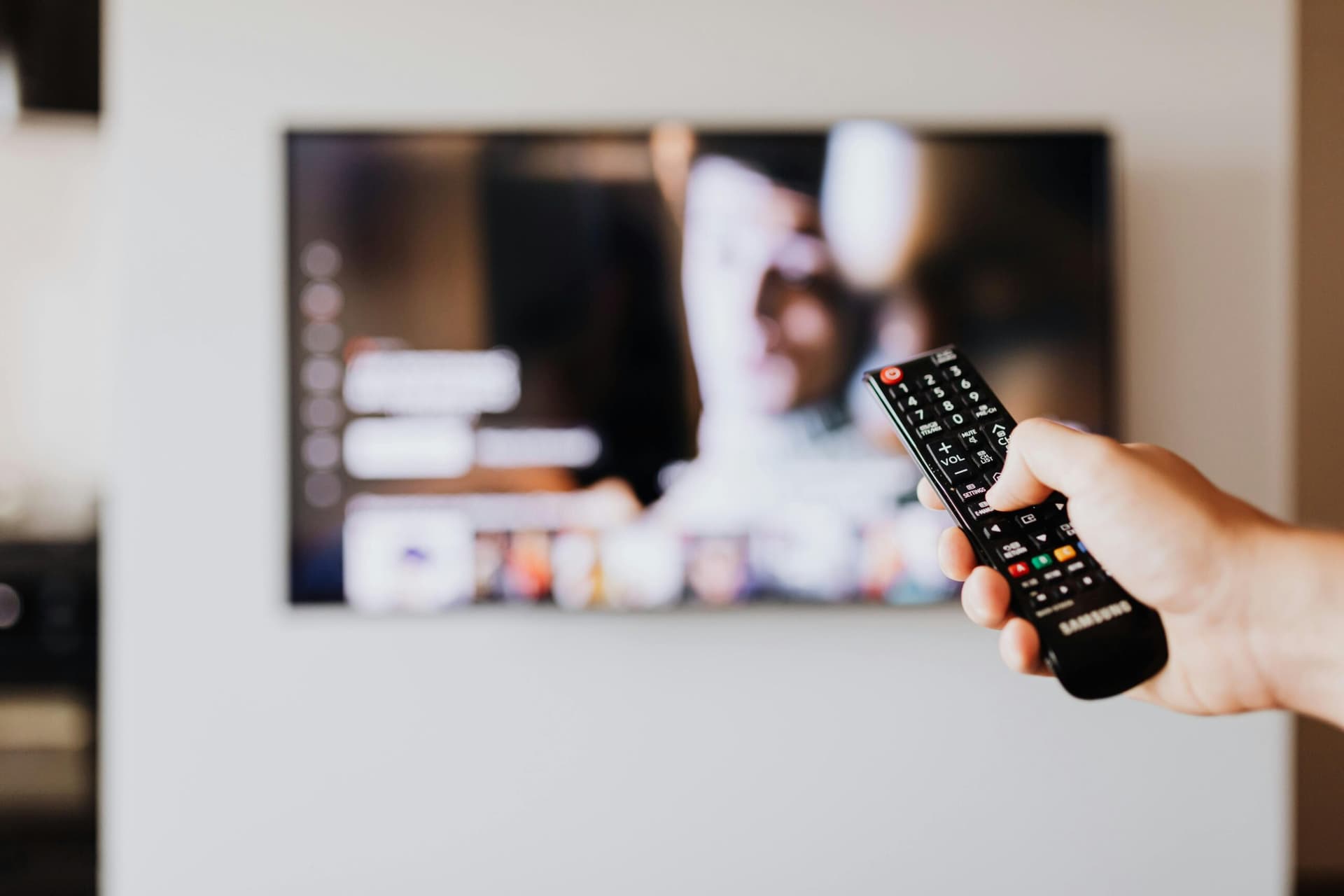 Ao instalar a TV, saiba a altura ideal para não errar