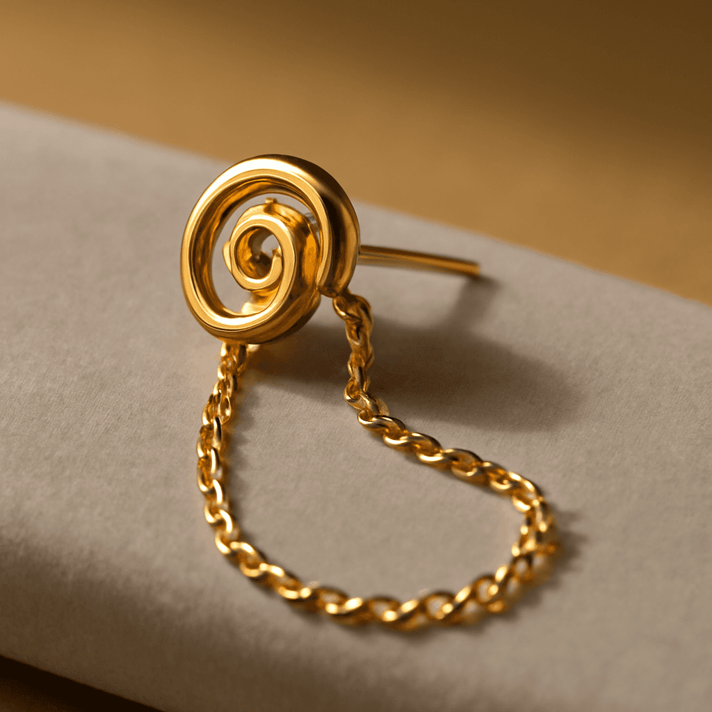 Brinco espiral dourado que oferece elegância e conforto para uso diário