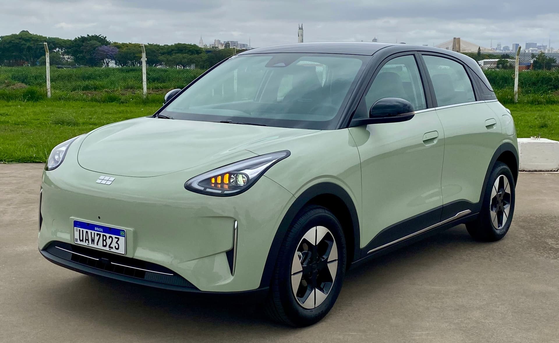 Geely EX2 chega ao Brasil com 289 km de alcance e preço competitivo