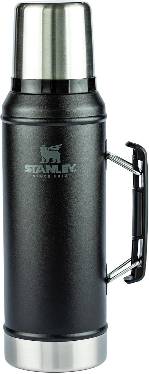 Stanley Classic 950 ml: isolamento a vácuo e tampa-copo por R$339,90