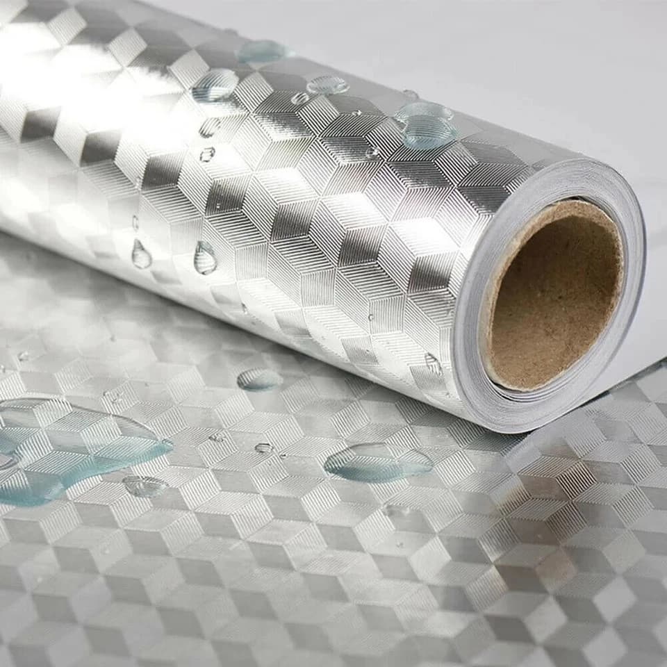 Protetor adesivo de alumínio 3D que facilita a limpeza e protege cozinha e banheiro