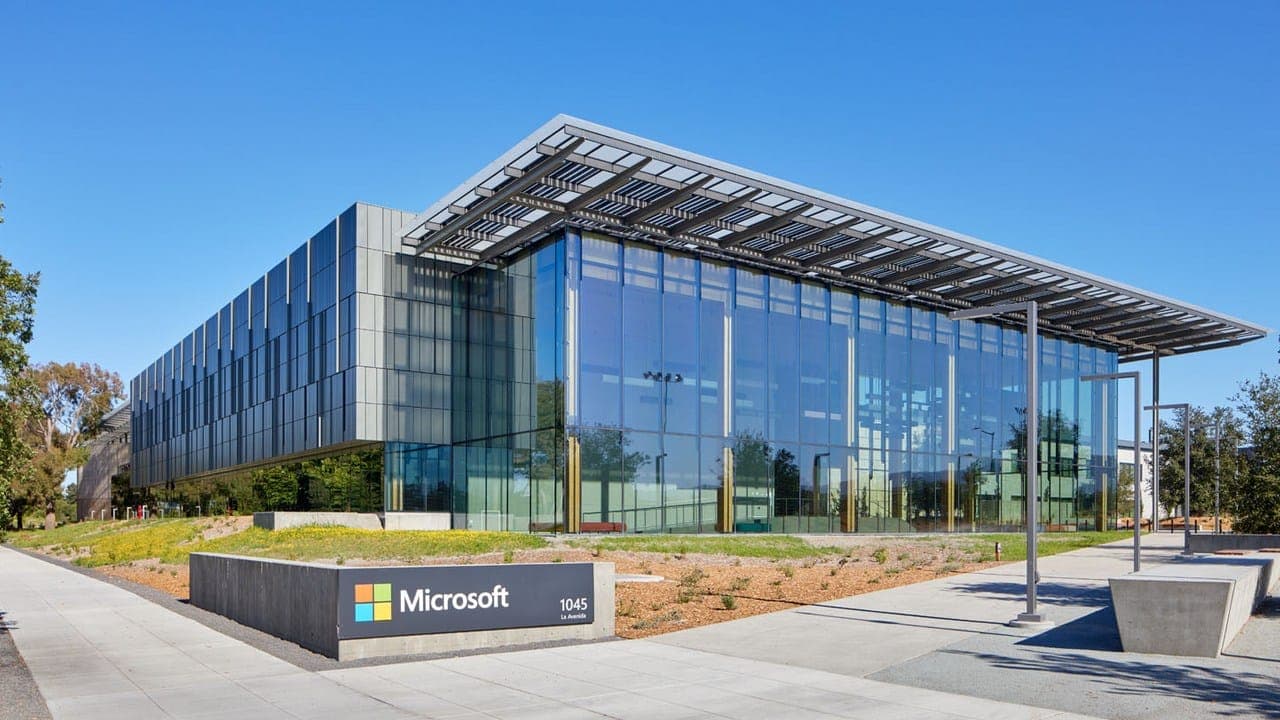 Microsoft apresenta chip para superar Nvidia na corrida de IA