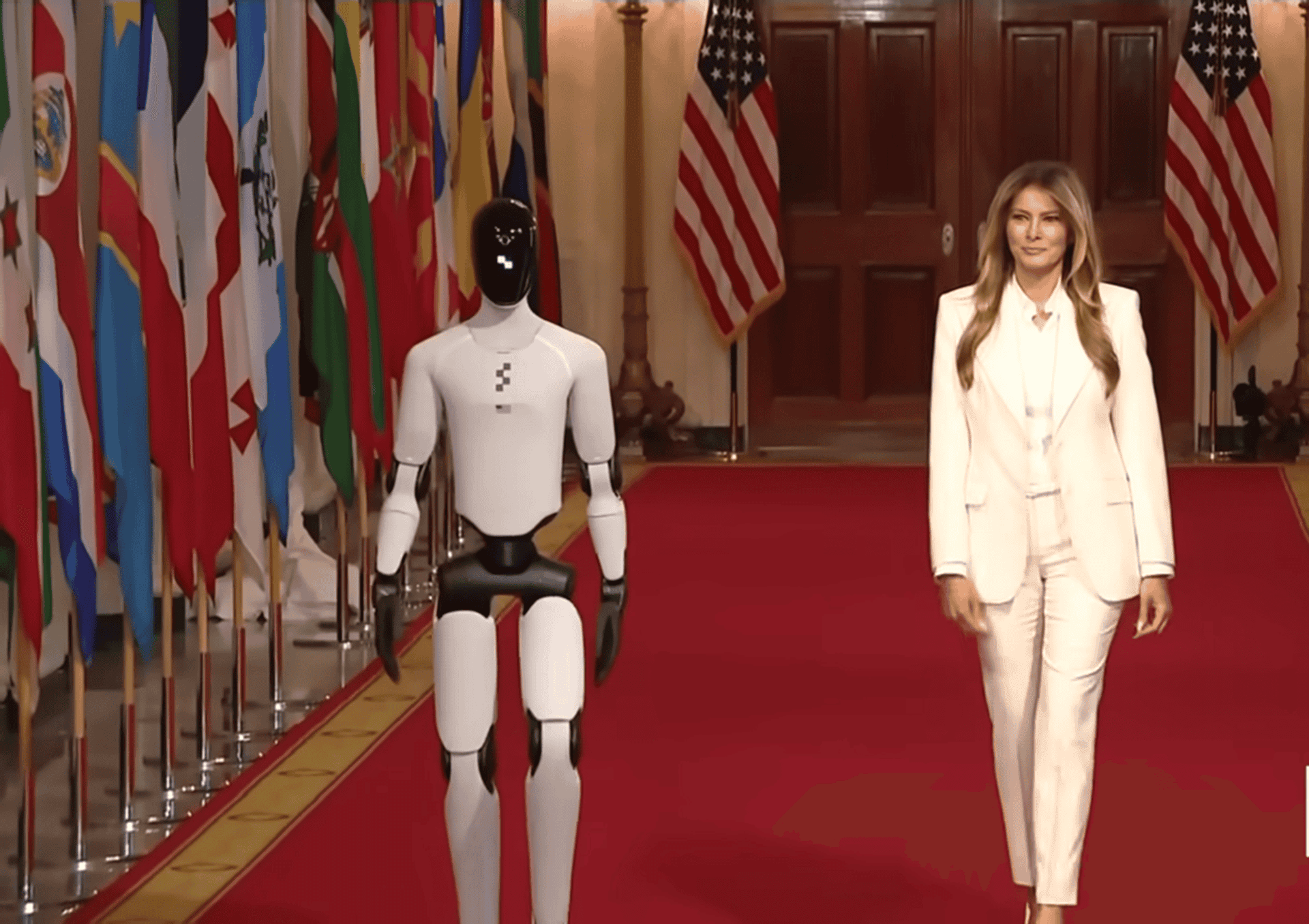 Startup por trás do robô humanoide que caminhou com Melania Trump