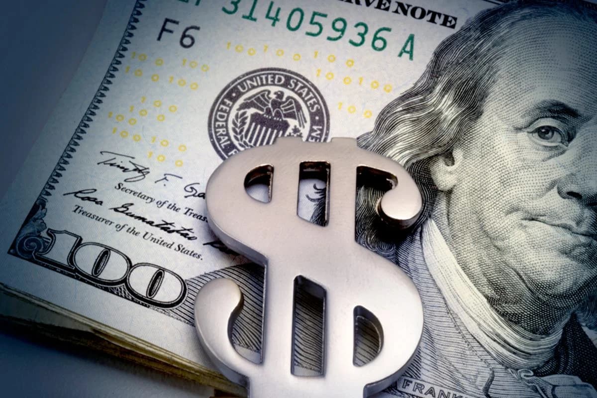 Juros mais altos nos EUA: dólar acelera e Bolsa recua com pressão