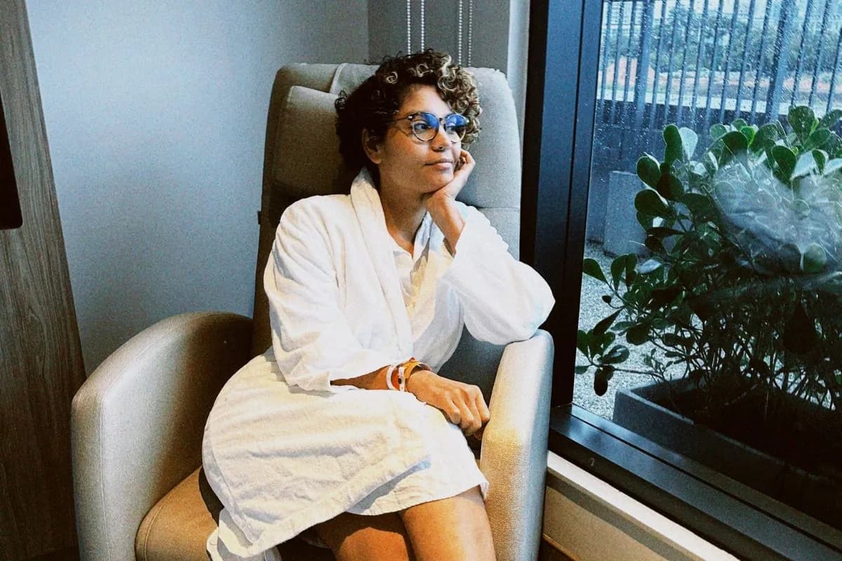 Barbara Reis mostra antes e depois após cirurgia de lipedema
